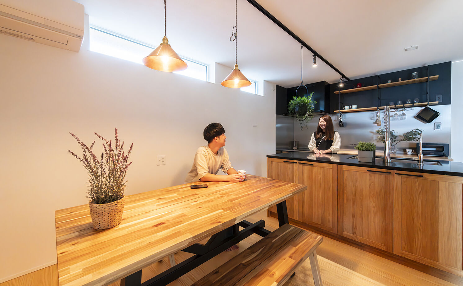 高砂建設　埼玉・東京 【埼玉県／30坪台／吹抜け／勾配天井】キャンパーが叶えた木の温もり溢れる山小屋風ハウスの建築実例画像4