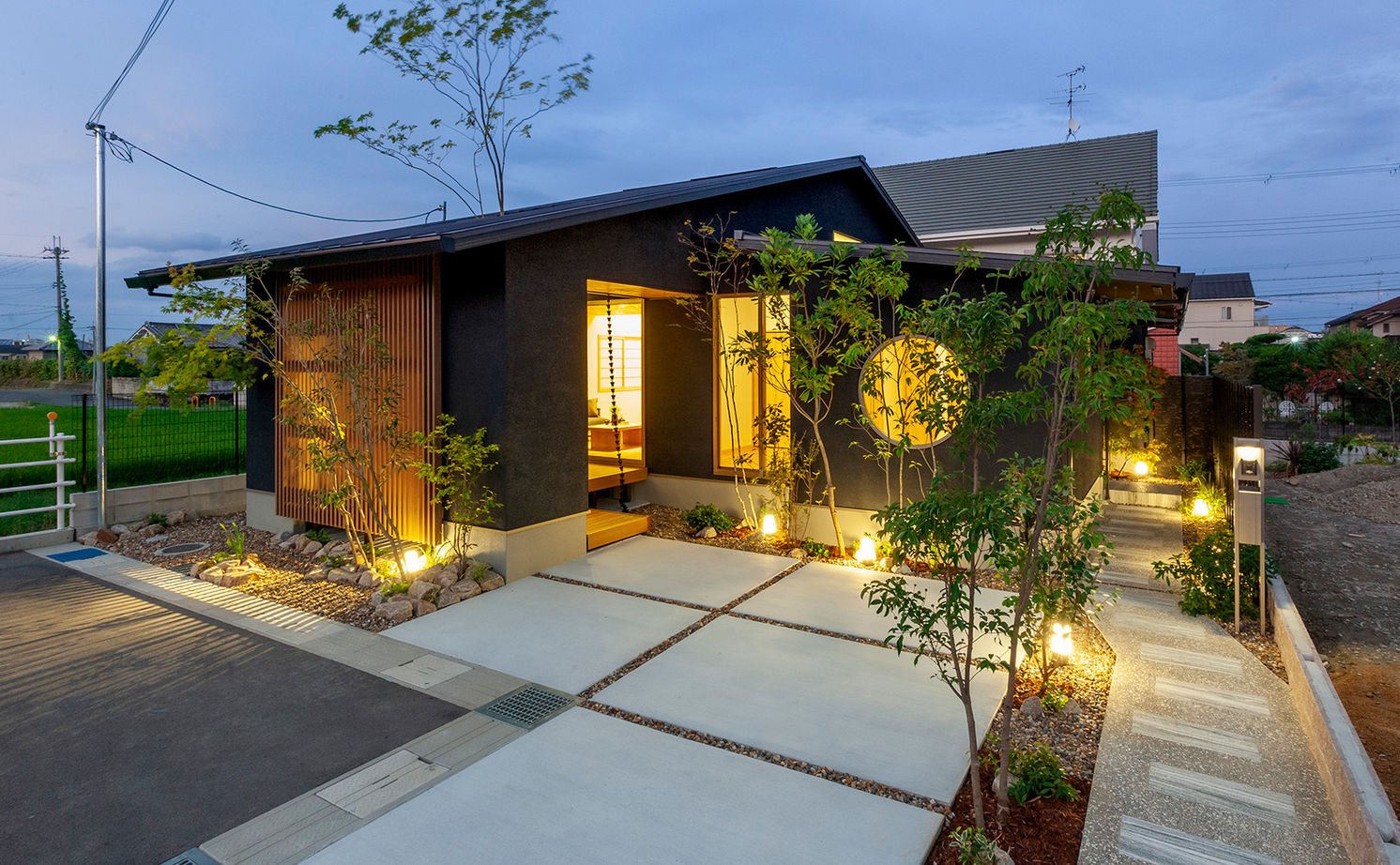 ビーバーハウス　注文住宅事業部　REST 【奈良/1870万円/平屋/間取り図有】くつろぎの住空間を生み出した、緑が映えるシックな和モダンの平屋の建築実例画像