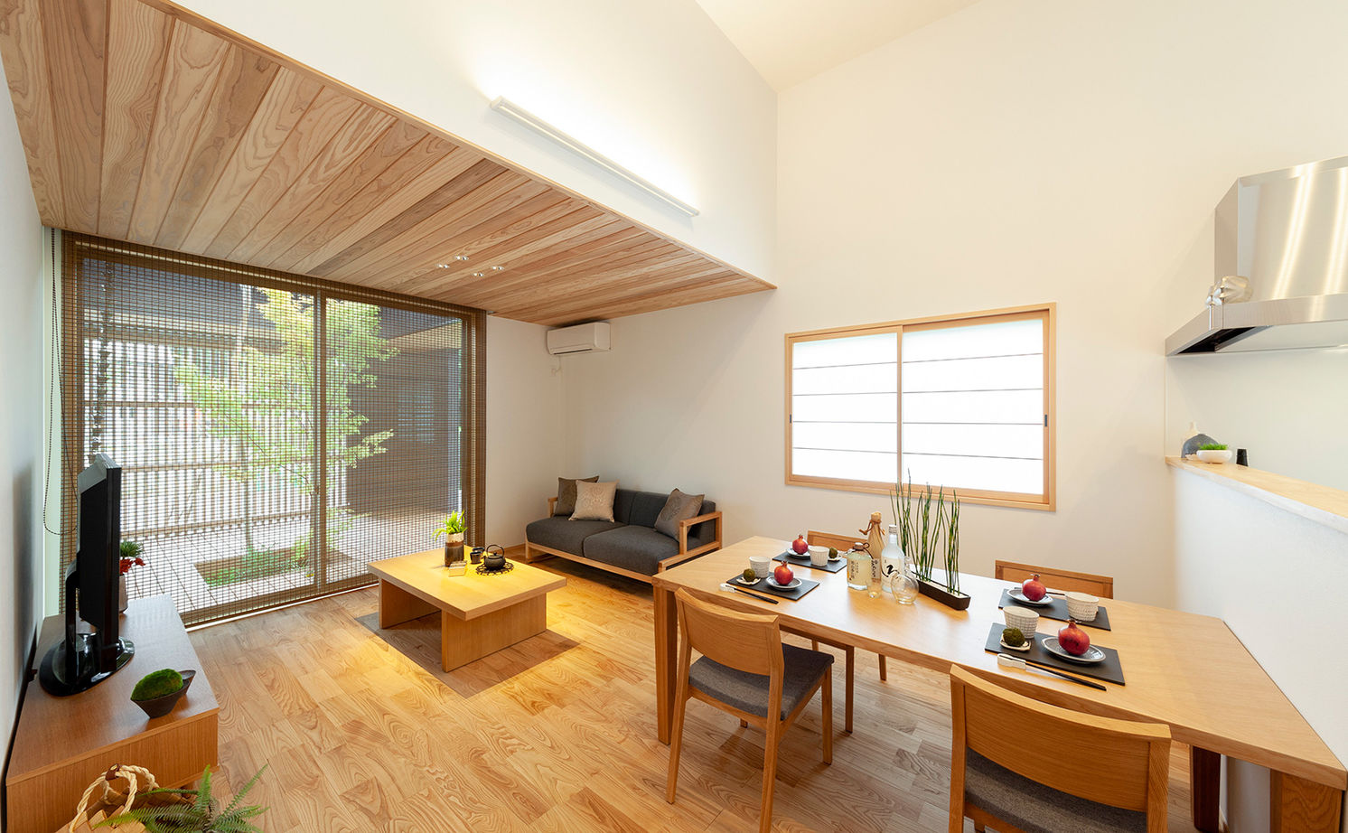 ビーバーハウス　注文住宅事業部　REST 【奈良/1870万円/平屋/間取り図有】くつろぎの住空間を生み出した、緑が映えるシックな和モダンの平屋の建築実例画像2