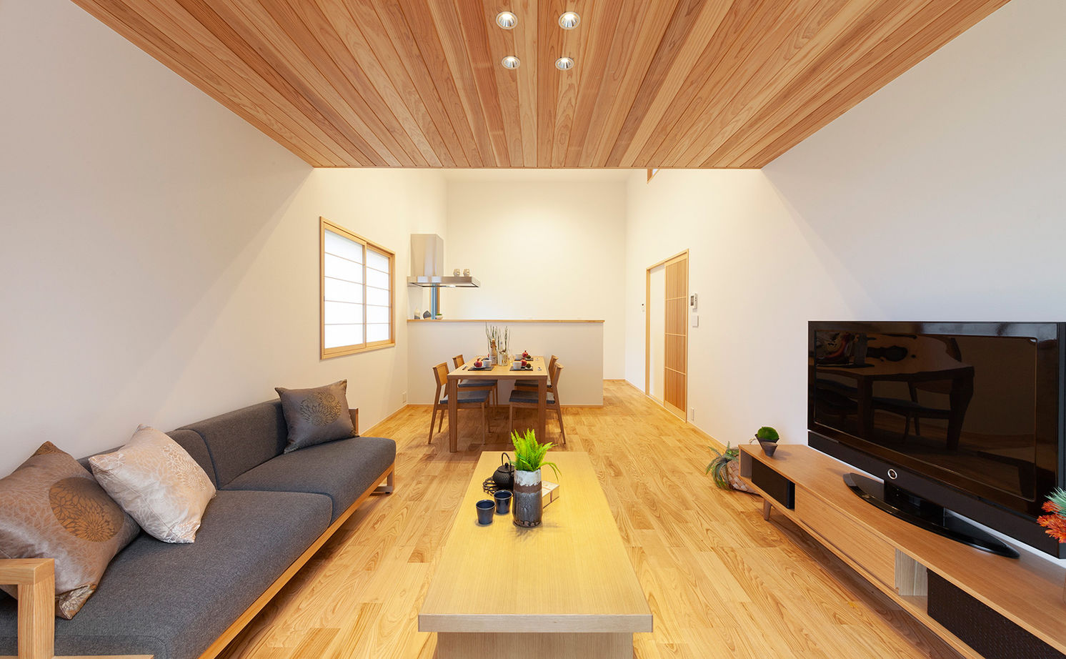 ビーバーハウス　注文住宅事業部　REST 【奈良/1870万円/平屋/間取り図有】くつろぎの住空間を生み出した、緑が映えるシックな和モダンの平屋の建築実例画像4