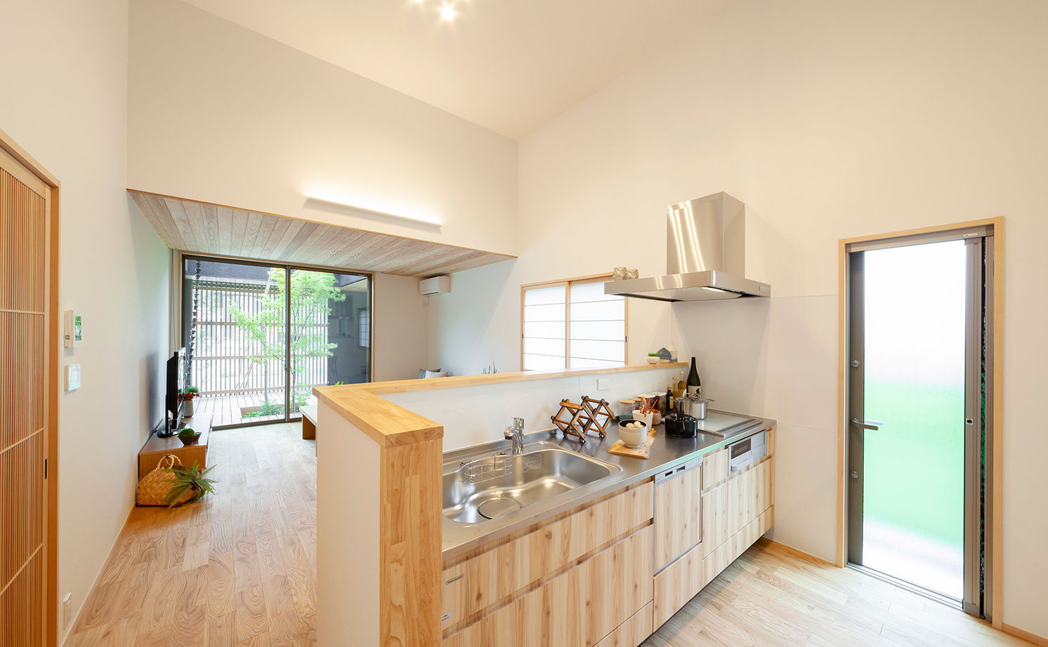 ビーバーハウス　注文住宅事業部　REST 【奈良/1870万円/平屋/間取り図有】くつろぎの住空間を生み出した、緑が映えるシックな和モダンの平屋の建築実例画像6