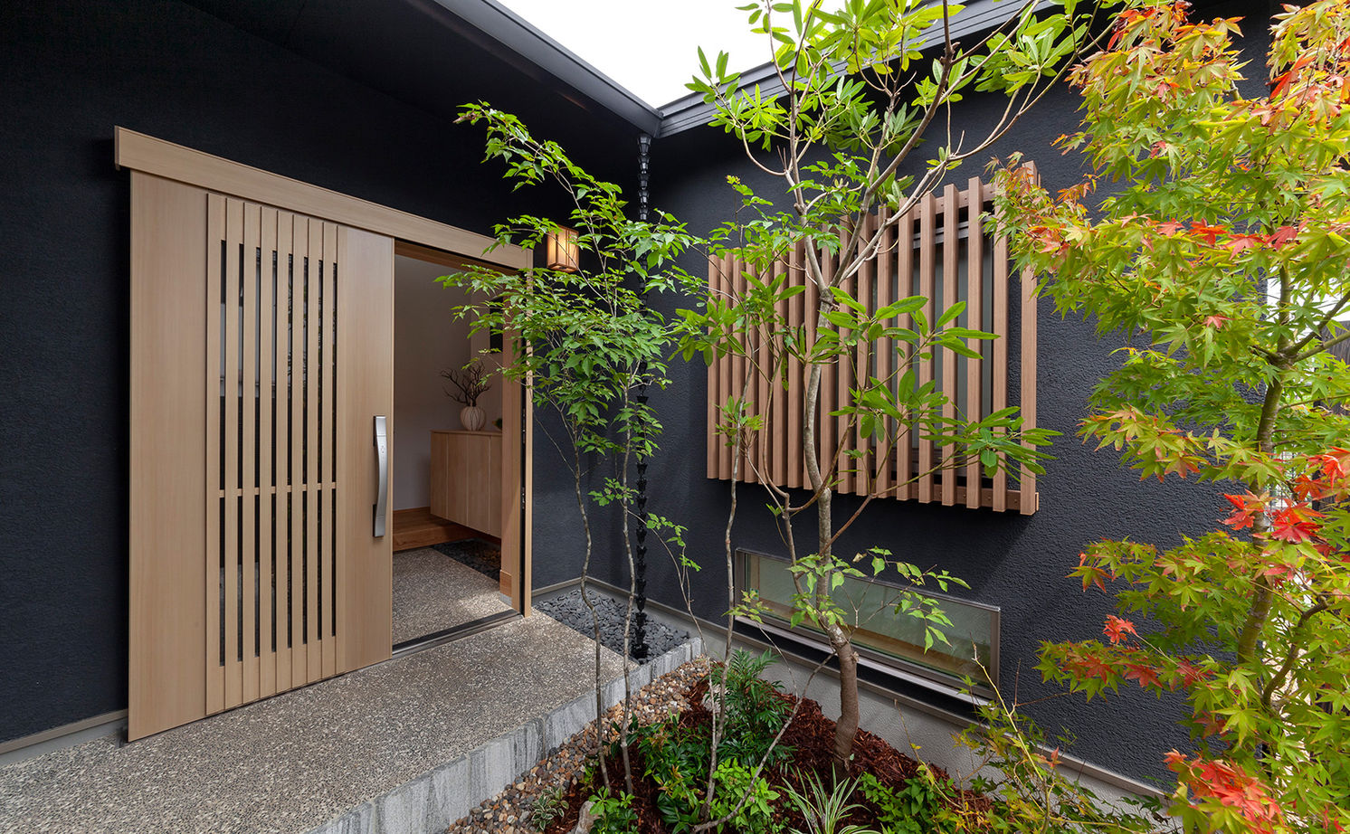 ビーバーハウス　注文住宅事業部　REST 【奈良/1870万円/平屋/間取り図有】くつろぎの住空間を生み出した、緑が映えるシックな和モダンの平屋の建築実例画像7