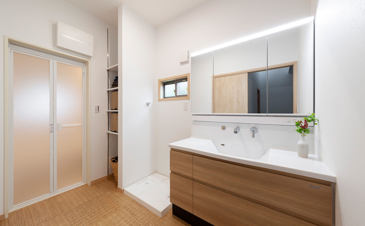 ビーバーハウス　注文住宅事業部　REST 【奈良/1870万円/平屋/間取り図有】くつろぎの住空間を生み出した、緑が映えるシックな和モダンの平屋の建築実例画像12