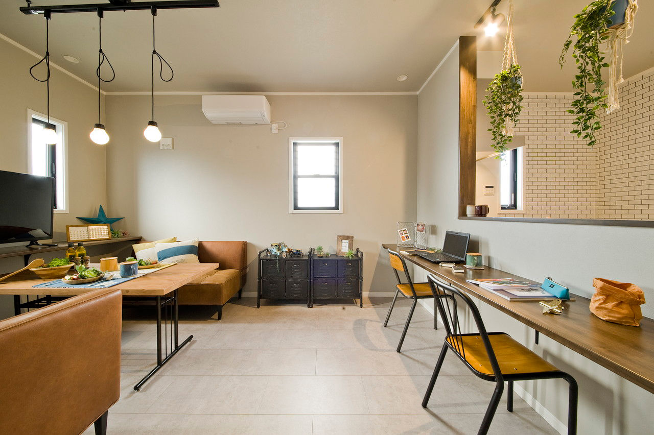 ビーバーハウス　注文住宅事業部　REST 【1000万円台×ニューヨーク路地裏スタイル】「吹抜回遊動線」の住まい/カフェスタイルのダイニングの建築実例画像5