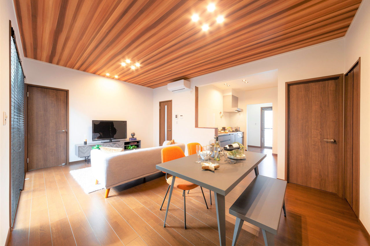 ビーバーハウス　注文住宅事業部　REST 【2000万円台×L字型ウッドデッキ】ハンチングボードの魅せる収納/ぐるぐる回遊動線の建築実例画像2