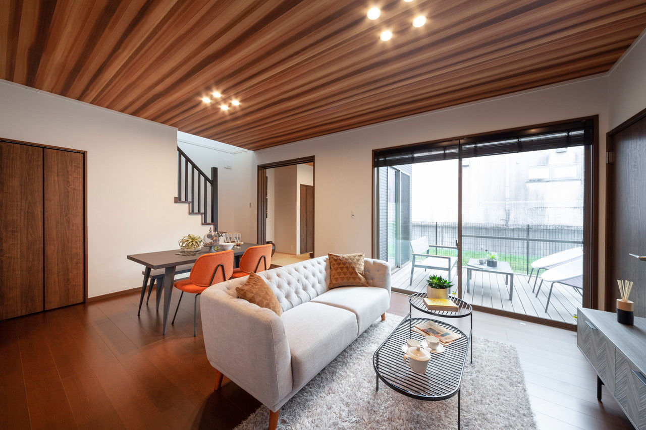 ビーバーハウス　注文住宅事業部　REST 【2000万円台×L字型ウッドデッキ】ハンチングボードの魅せる収納/ぐるぐる回遊動線の建築実例画像3