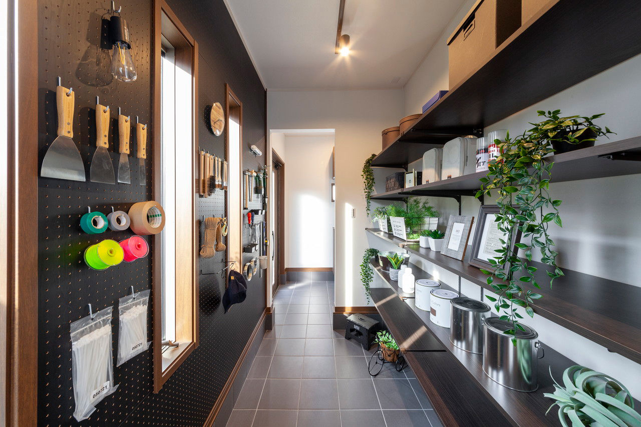 ビーバーハウス　注文住宅事業部　REST 【2000万円台×L字型ウッドデッキ】ハンチングボードの魅せる収納/ぐるぐる回遊動線の建築実例画像6