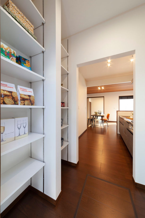 ビーバーハウス　注文住宅事業部　REST 【2000万円台×L字型ウッドデッキ】ハンチングボードの魅せる収納/ぐるぐる回遊動線の建築実例画像8