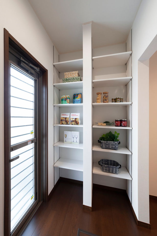 ビーバーハウス　注文住宅事業部　REST 【2000万円台×L字型ウッドデッキ】ハンチングボードの魅せる収納/ぐるぐる回遊動線の建築実例画像9