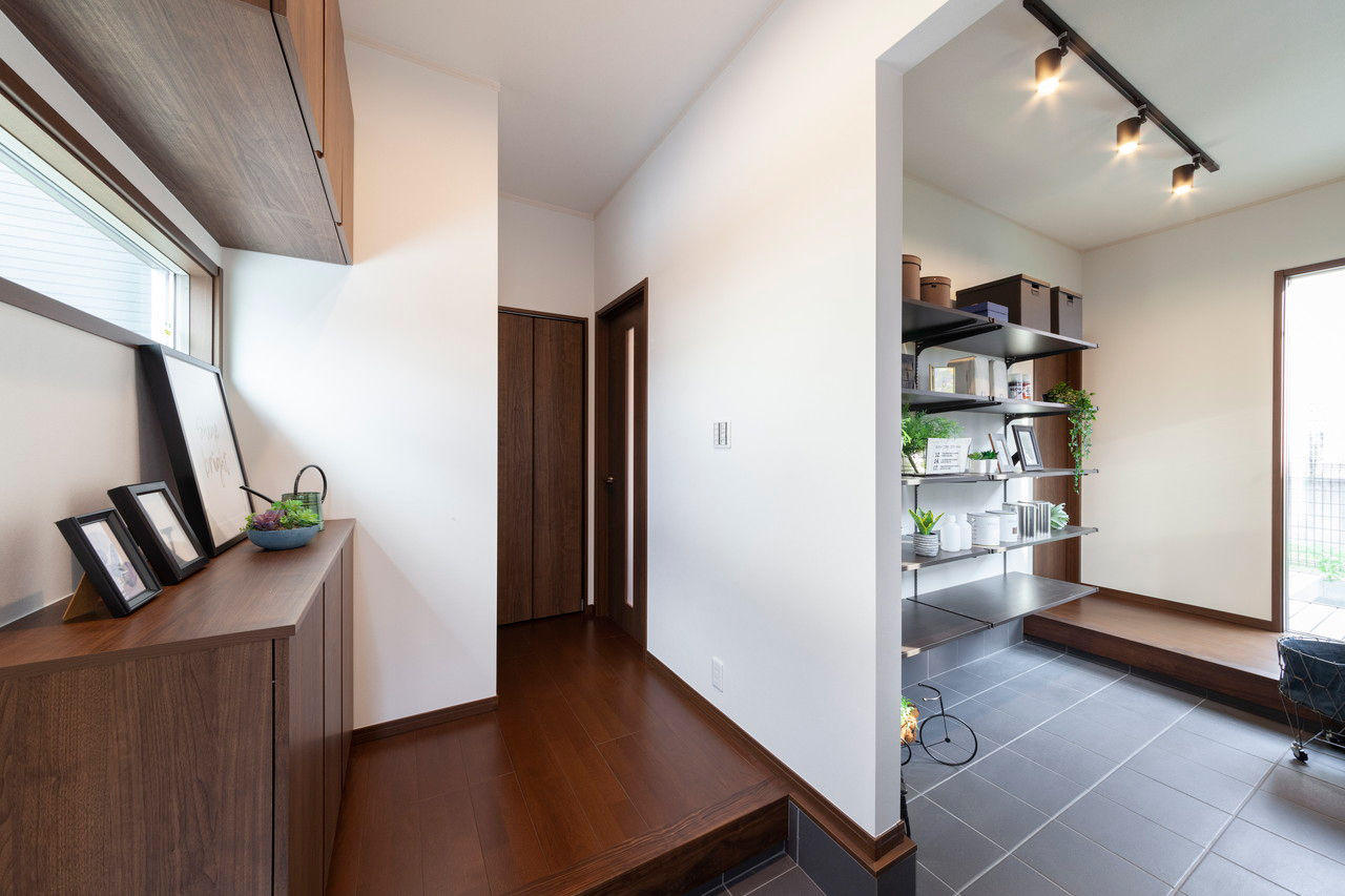 ビーバーハウス　注文住宅事業部　REST 【2000万円台×L字型ウッドデッキ】ハンチングボードの魅せる収納/ぐるぐる回遊動線の建築実例画像10