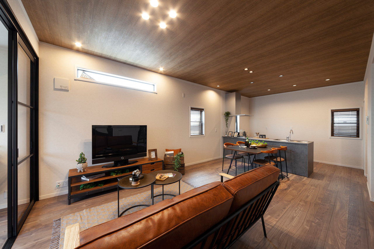 ビーバーハウス　注文住宅事業部　REST 【2000万円台×玄関吹抜】リビングとフリールームをつなぐ「透明アクリルの4枚扉」/テレワークに対応の建築実例画像2