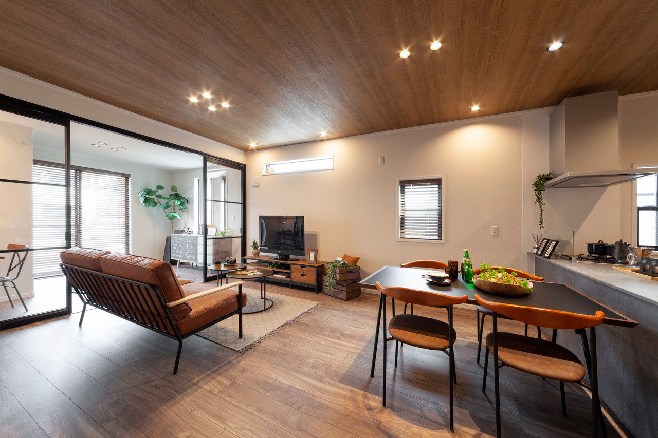 ビーバーハウス　注文住宅事業部　REST 【2000万円台×玄関吹抜】リビングとフリールームをつなぐ「透明アクリルの4枚扉」/テレワークに対応の建築実例画像3