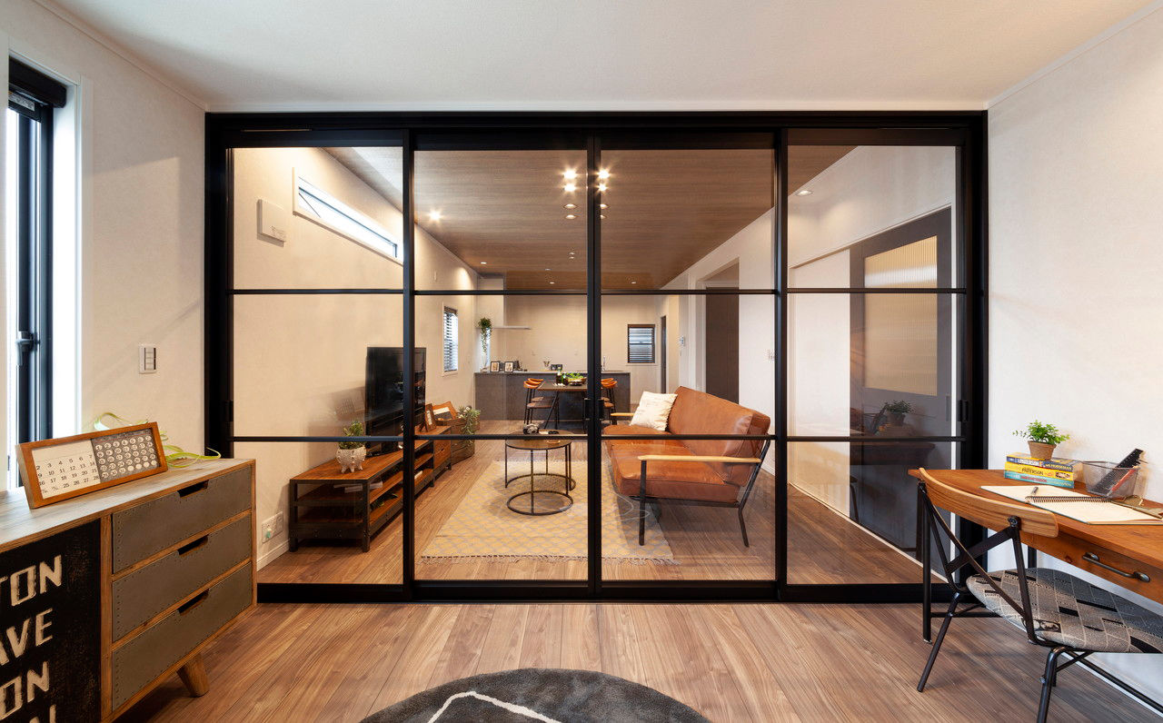 ビーバーハウス　注文住宅事業部　REST 【2000万円台×玄関吹抜】リビングとフリールームをつなぐ「透明アクリルの4枚扉」/テレワークに対応の建築実例画像4