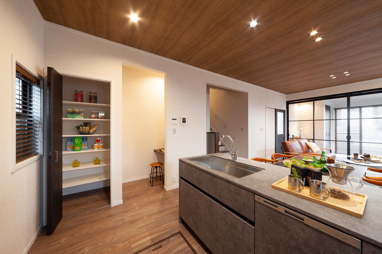 ビーバーハウス　注文住宅事業部　REST 【2000万円台×玄関吹抜】リビングとフリールームをつなぐ「透明アクリルの4枚扉」/テレワークに対応の建築実例画像5