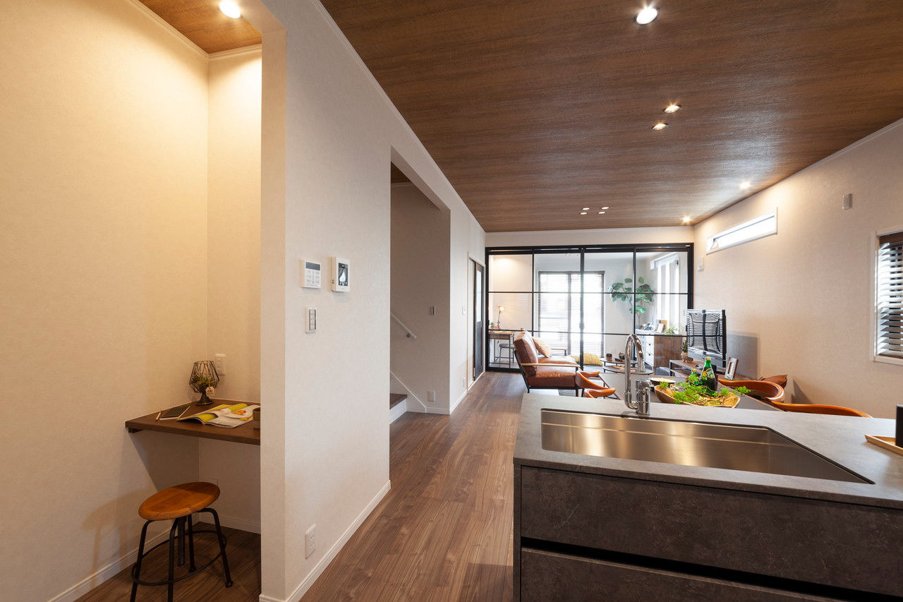 ビーバーハウス　注文住宅事業部　REST 【2000万円台×玄関吹抜】リビングとフリールームをつなぐ「透明アクリルの4枚扉」/テレワークに対応の建築実例画像6