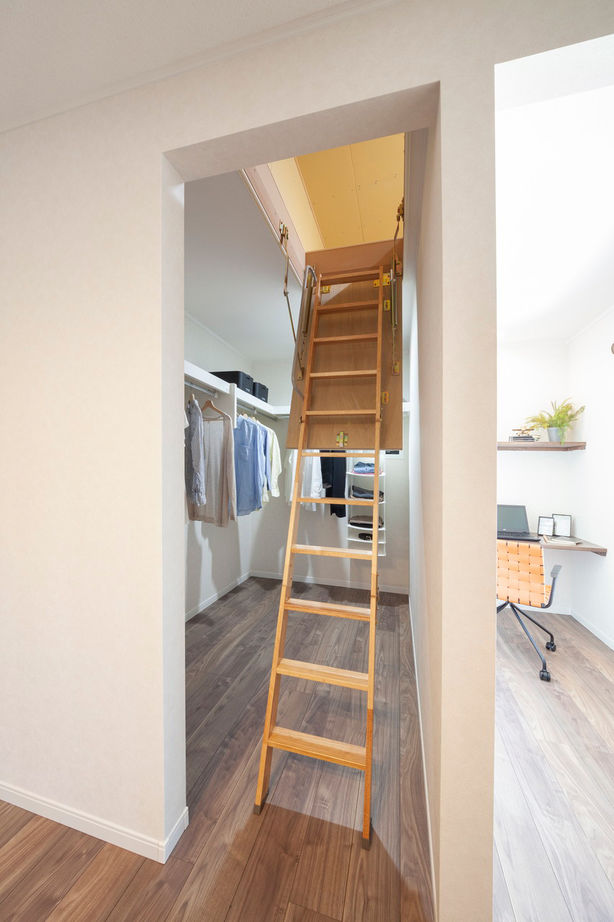 ビーバーハウス　注文住宅事業部　REST 【2000万円台×玄関吹抜】リビングとフリールームをつなぐ「透明アクリルの4枚扉」/テレワークに対応の建築実例画像8