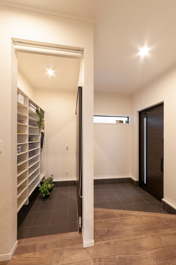 ビーバーハウス　注文住宅事業部　REST 【2000万円台×玄関吹抜】リビングとフリールームをつなぐ「透明アクリルの4枚扉」/テレワークに対応の建築実例画像10