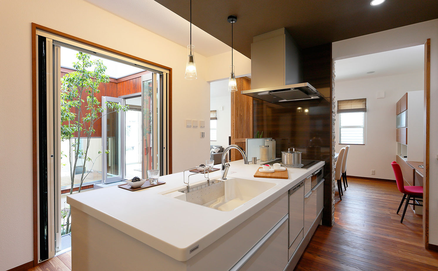 ビーバーハウス　注文住宅事業部　REST 【八尾市/2350万円/間取り図有】中庭やボルダリングのできるガレージがある、遊び心あふれる住まいの建築実例画像