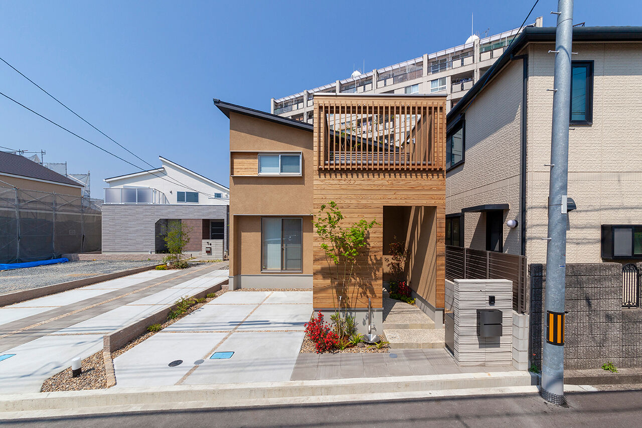 ビーバーハウス　注文住宅事業部　REST 【豊中市/1000万円台/間取り図有】家族が集う、畳仕上げのダウンフロアリビング。木の香り漂う和モダンな家の建築実例画像