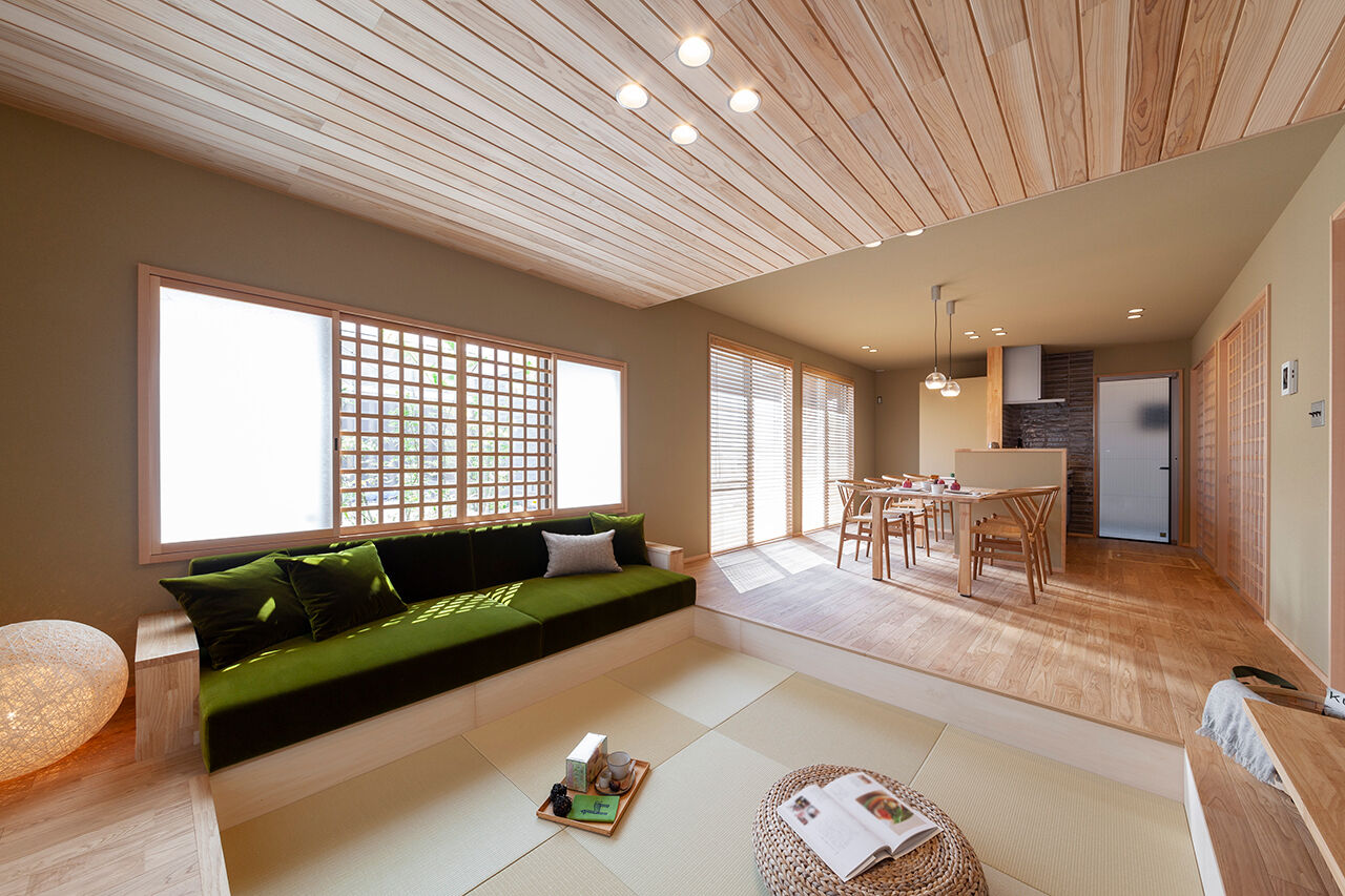 ビーバーハウス　注文住宅事業部　REST 【豊中市/1000万円台/間取り図有】家族が集う、畳仕上げのダウンフロアリビング。木の香り漂う和モダンな家の建築実例画像2