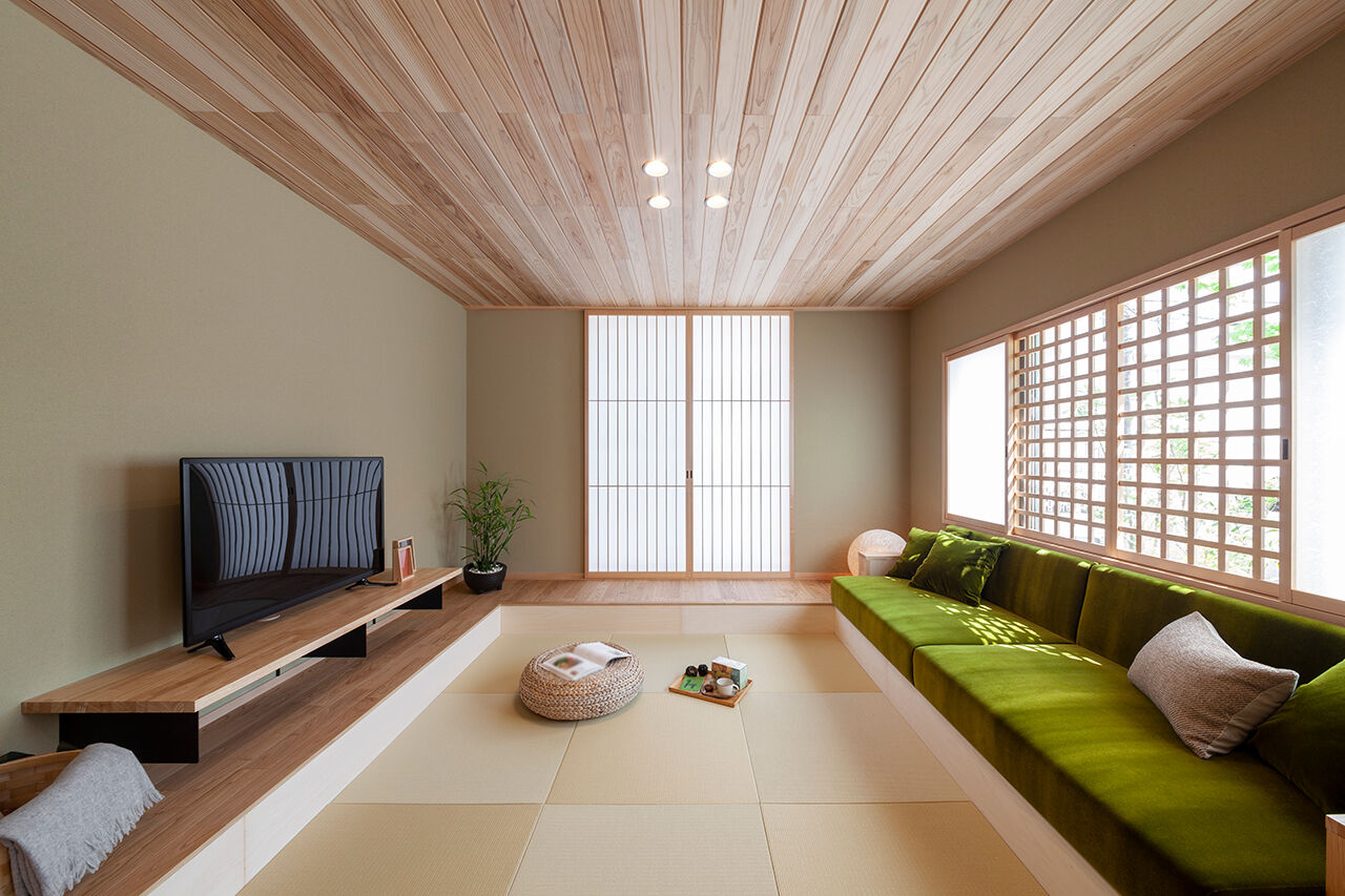 ビーバーハウス　注文住宅事業部　REST 【豊中市/1000万円台/間取り図有】家族が集う、畳仕上げのダウンフロアリビング。木の香り漂う和モダンな家の建築実例画像3