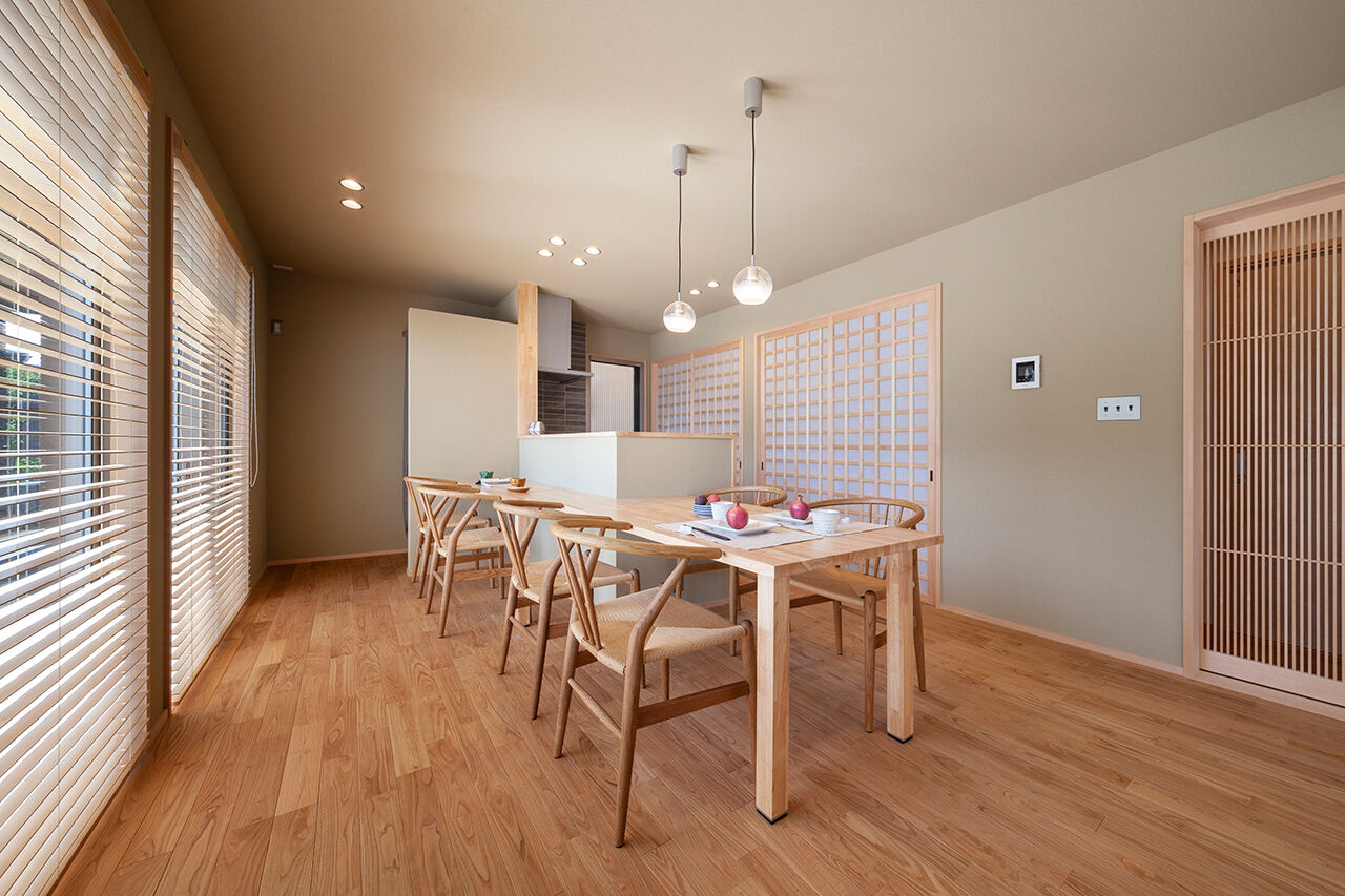 ビーバーハウス　注文住宅事業部　REST 【豊中市/1000万円台/間取り図有】家族が集う、畳仕上げのダウンフロアリビング。木の香り漂う和モダンな家の建築実例画像4