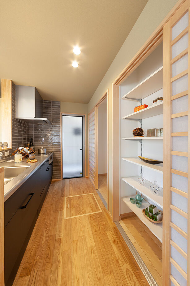 ビーバーハウス　注文住宅事業部　REST 【豊中市/1000万円台/間取り図有】家族が集う、畳仕上げのダウンフロアリビング。木の香り漂う和モダンな家の建築実例画像5