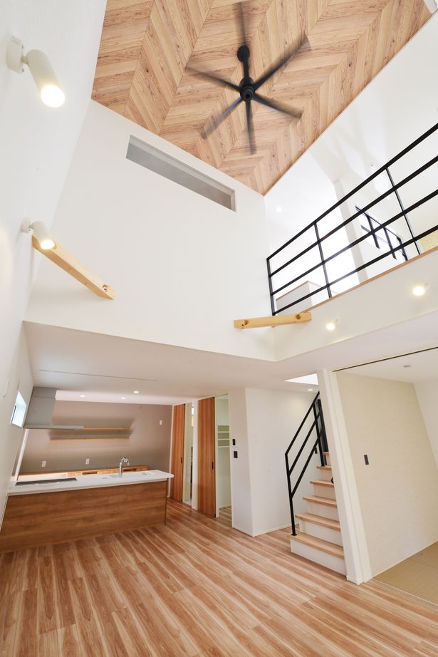 ヘルシーホーム/ハロウス 塗り壁とガルバの外観が映える高級感あるナチュラルな吹き抜け住宅の建築実例画像4