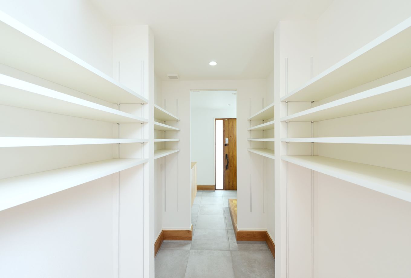 ヘルシーホーム/ハロウス 塗り壁とガルバの外観が映える高級感あるナチュラルな吹き抜け住宅の建築実例画像6