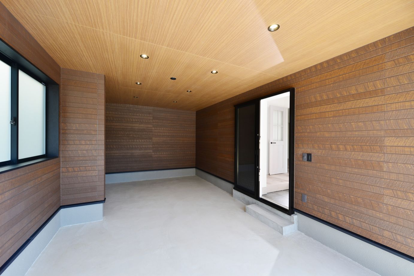 ヘルシーホーム/ハロウス 洗練されたモダンデザインが魅力のガレージ付きの家【インナーガレージ/モダン/木目】の建築実例画像2