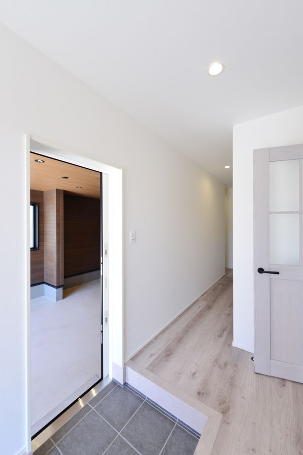 ヘルシーホーム/ハロウス 洗練されたモダンデザインが魅力のガレージ付きの家【インナーガレージ/モダン/木目】の建築実例画像3