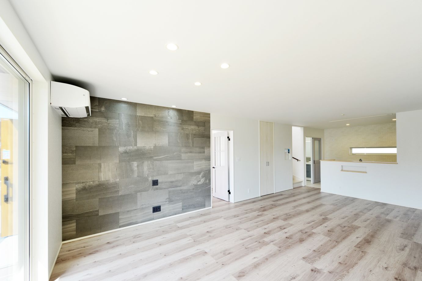 ヘルシーホーム/ハロウス 洗練されたモダンデザインが魅力のガレージ付きの家【インナーガレージ/モダン/木目】の建築実例画像4