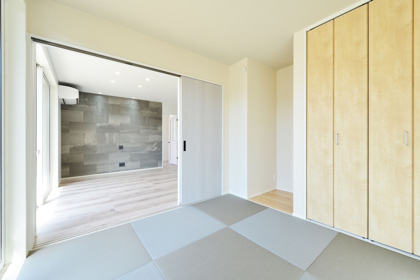 ヘルシーホーム/ハロウス 洗練されたモダンデザインが魅力のガレージ付きの家【インナーガレージ/モダン/木目】の建築実例画像5