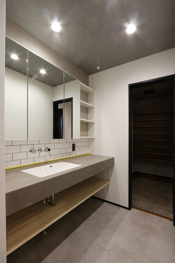 グランレブリー 【京都/2000万円台/間取り図あり】開放感いっぱいの落ち着いたモダンな空間。家族がのびのびと暮らせる家にの建築実例画像4