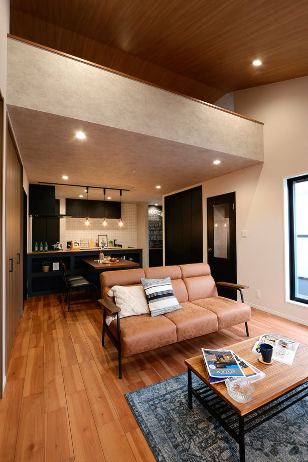 グランレブリー 【狭小30坪/京都/1400万円台/間取り図あり】2階LDK×吹抜け×勾配天井で間口3mの狭小地でもゆとりの室内空間の建築実例画像2