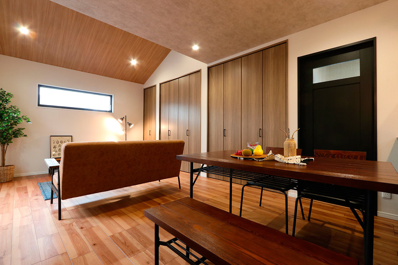 グランレブリー 【狭小30坪/京都/1400万円台/間取り図あり】2階LDK×吹抜け×勾配天井で間口3mの狭小地でもゆとりの室内空間の建築実例画像4