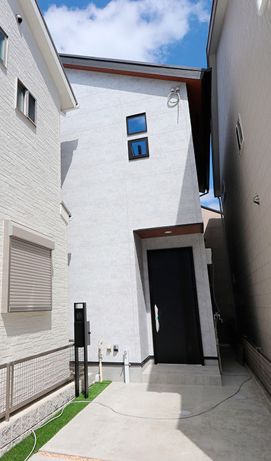 グランレブリー 【狭小30坪/京都/1400万円台/間取り図あり】2階LDK×吹抜け×勾配天井で間口3mの狭小地でもゆとりの室内空間の建築実例画像10