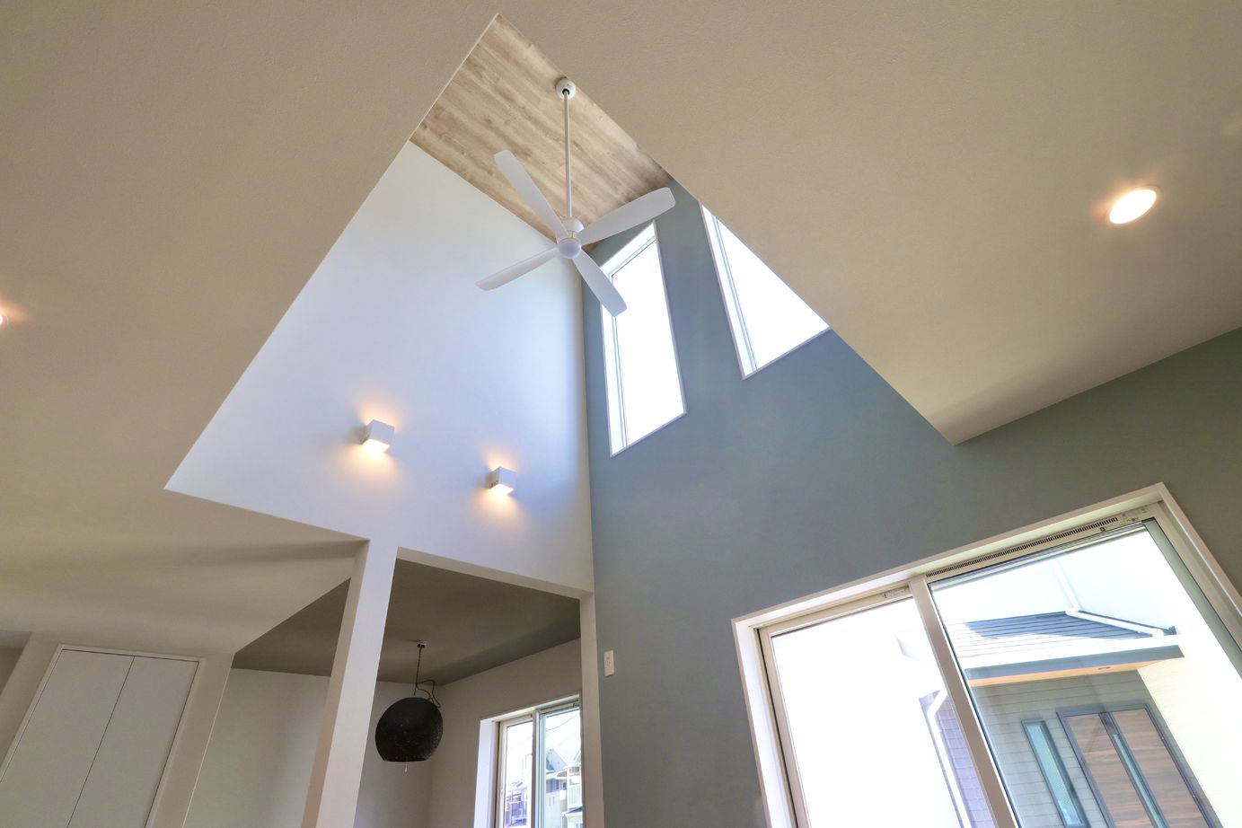 グランレブリー 【京都長岡京市/1000万円台/北欧スタイル×吹き抜け・間取り図あり】回遊できるフレンチシックハウスの建築実例画像2