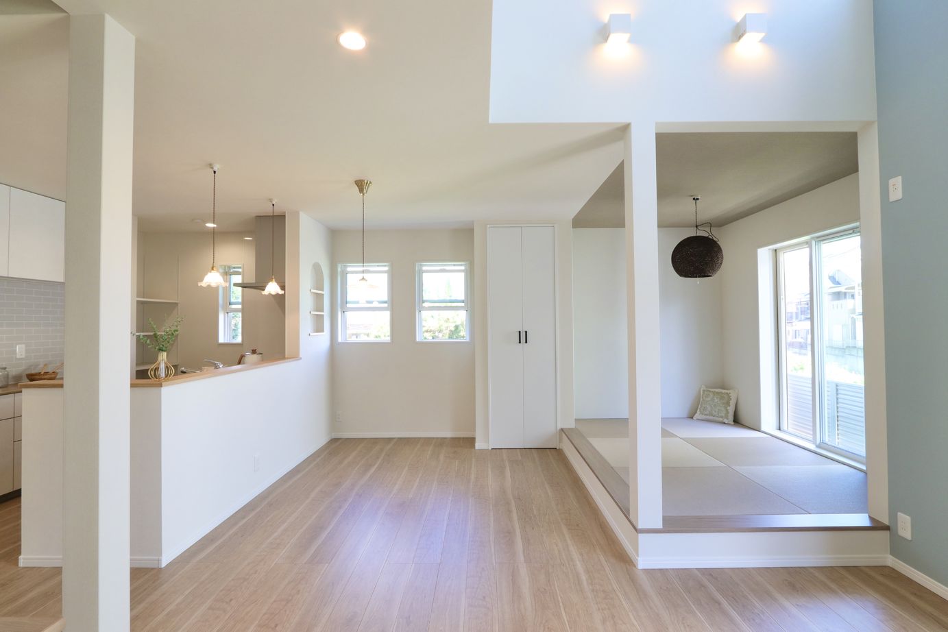 グランレブリー 【京都長岡京市/1000万円台/北欧スタイル×吹き抜け・間取り図あり】回遊できるフレンチシックハウスの建築実例画像4