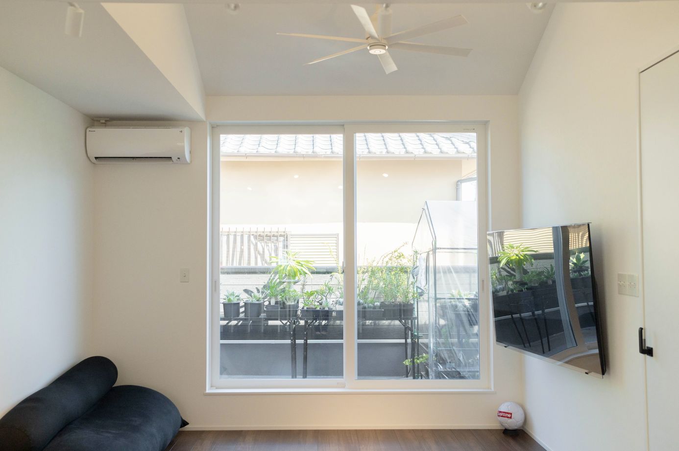 グランレブリー 【狭小×シンプルモダン×吹き抜け・間取り図あり】白を基調としたシンプルでこだわりある家の建築実例画像3