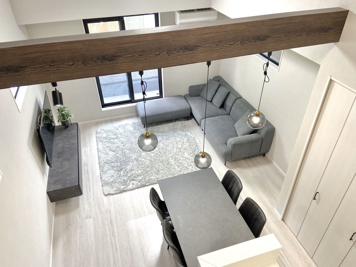 グランレブリー 【京都市西京区/1000万円台/狭小×モノトーン×吹き抜け・間取図有】狭小地でも開放感のあるホテルライクな家の建築実例画像2