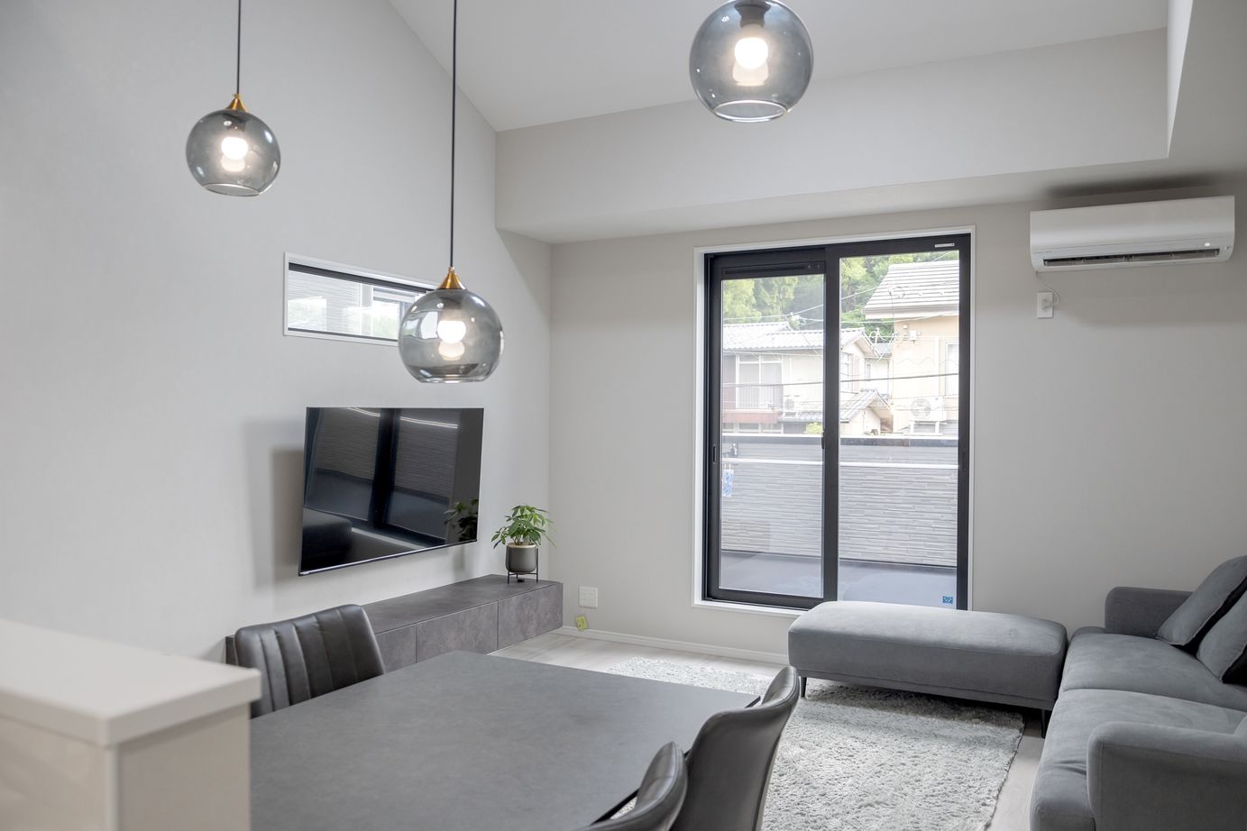 グランレブリー 【京都市西京区/1000万円台/狭小×モノトーン×吹き抜け・間取図有】狭小地でも開放感のあるホテルライクな家の建築実例画像3