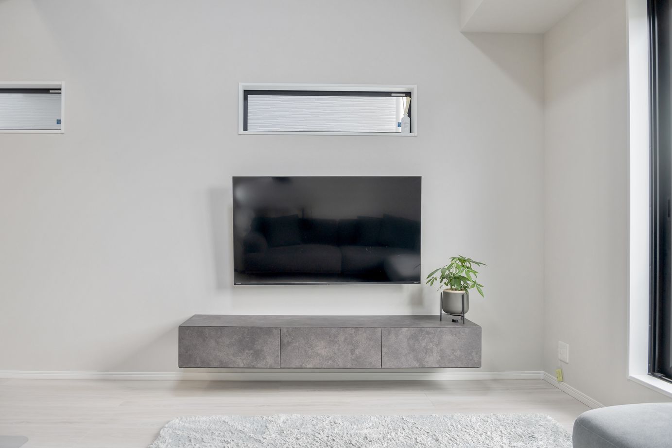 グランレブリー 【京都市西京区/1000万円台/狭小×モノトーン×吹き抜け・間取図有】狭小地でも開放感のあるホテルライクな家の建築実例画像4