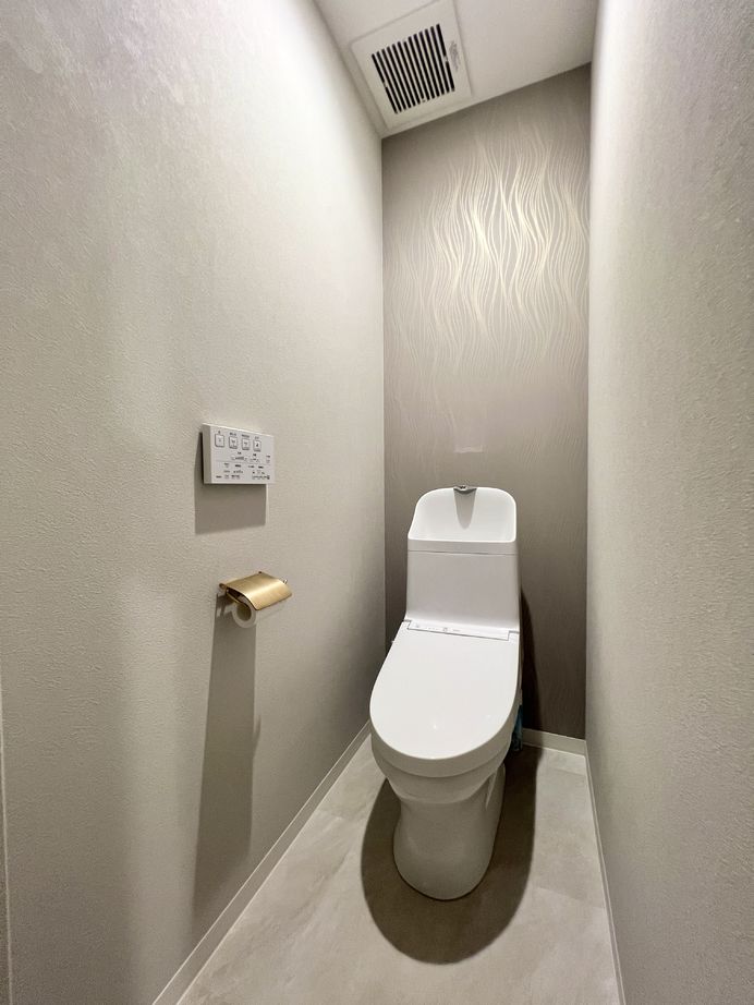 グランレブリー 【京都市西京区/1000万円台/狭小×モノトーン×吹き抜け・間取図有】狭小地でも開放感のあるホテルライクな家の建築実例画像6