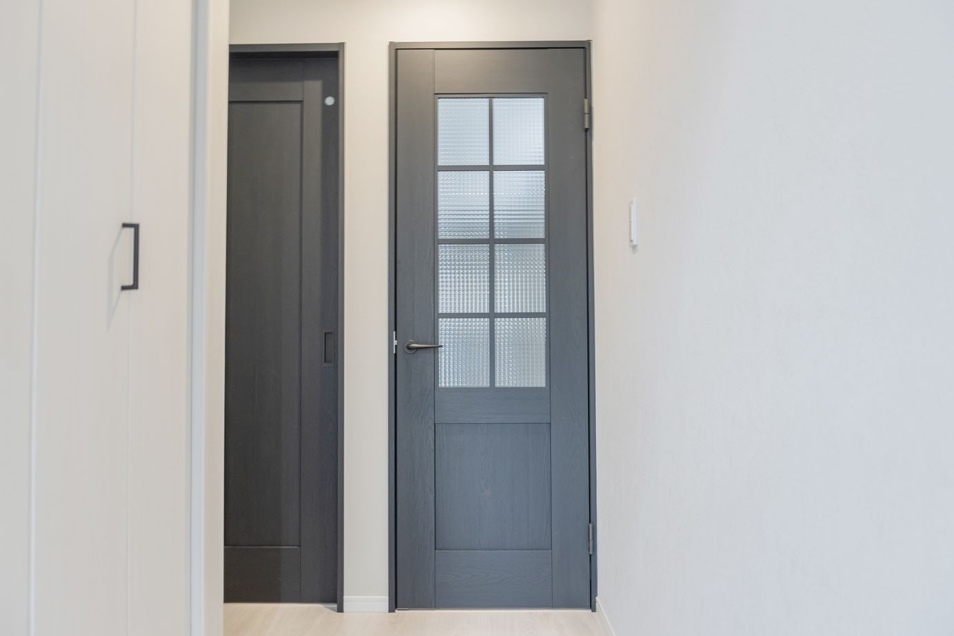 グランレブリー 【京都市西京区/1000万円台/狭小×モノトーン×吹き抜け・間取図有】狭小地でも開放感のあるホテルライクな家の建築実例画像7