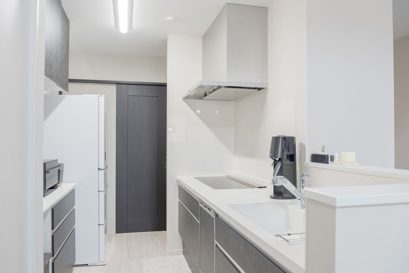 グランレブリー 【京都市西京区/1000万円台/狭小×モノトーン×吹き抜け・間取図有】狭小地でも開放感のあるホテルライクな家の建築実例画像10