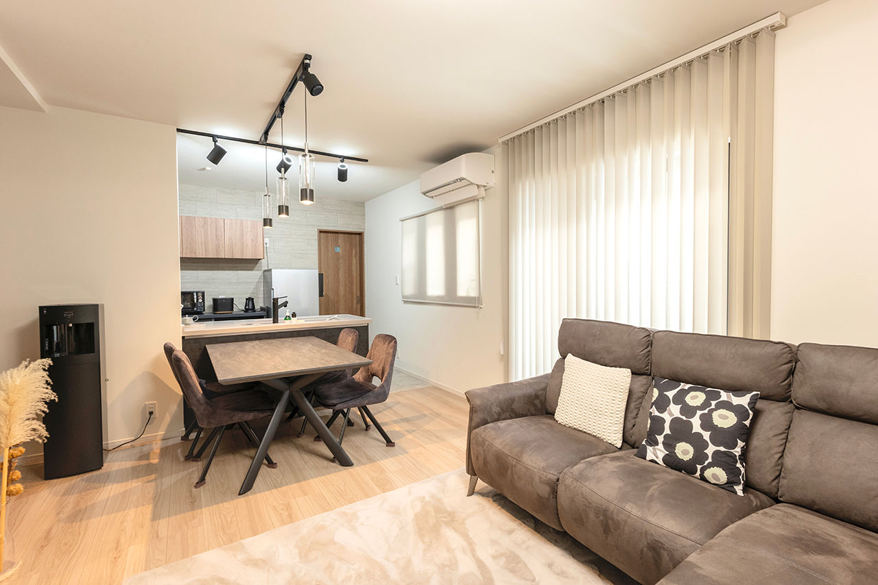 グランレブリー 【向日市/1500～1999万円/シンプルモダン×勾配天井】空間を最大限に活かし、開放感を楽しむ工夫が満載の建築実例画像2