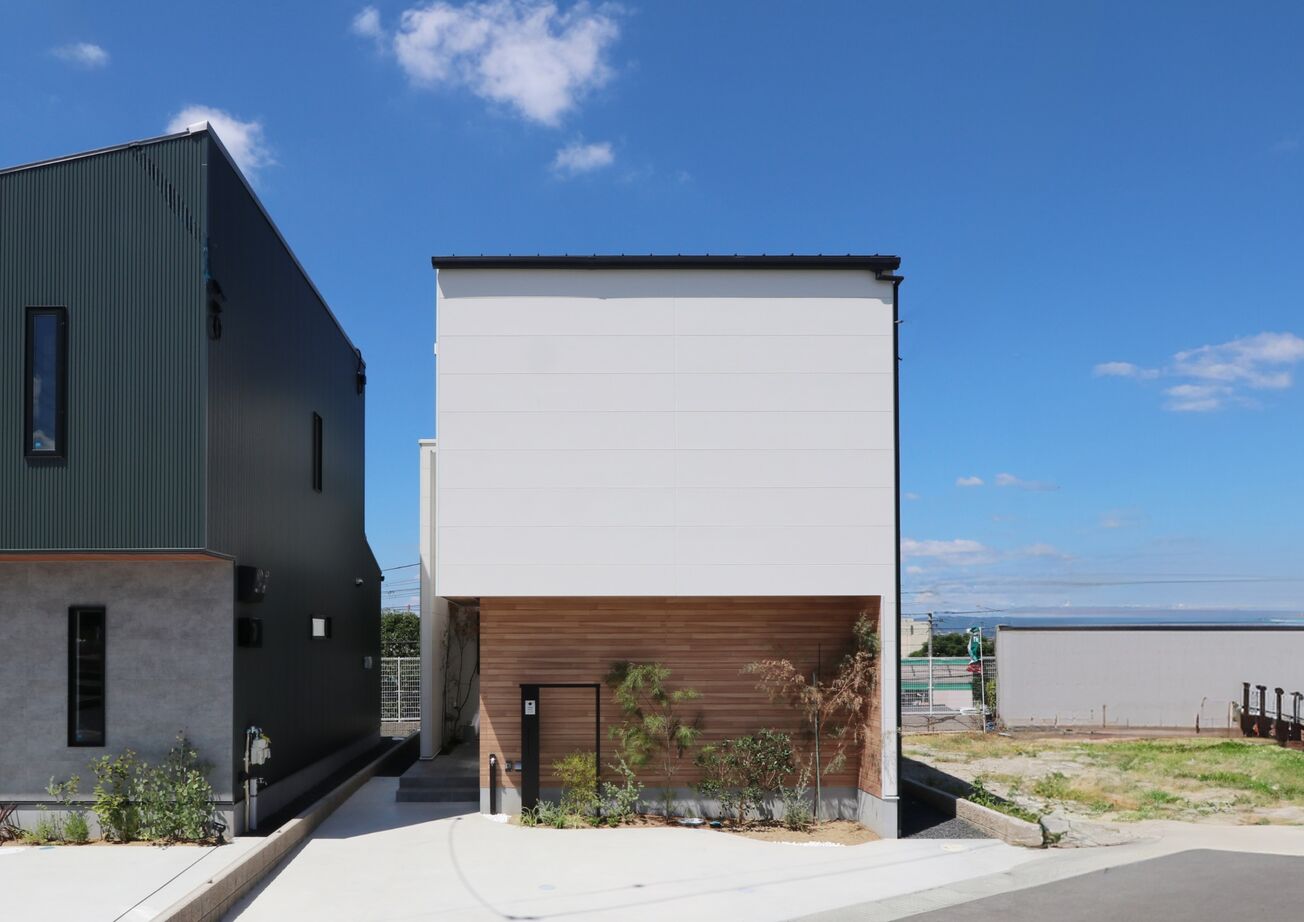 グランレブリー 【城陽市/1000万円台/吹き抜け/図面あり】タイルデッキがくれた、カーテンのいらない大らかな暮らしの建築実例画像1