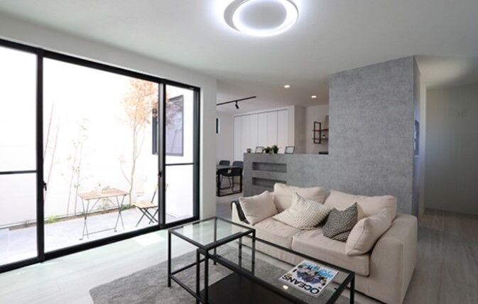 グランレブリー 【城陽市/1000万円台/吹き抜け/図面あり】タイルデッキがくれた、カーテンのいらない大らかな暮らしの建築実例画像2