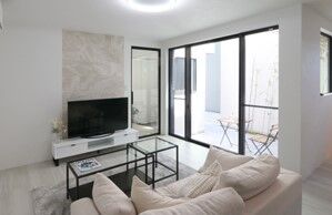 グランレブリー 【城陽市/1000万円台/吹き抜け/図面あり】タイルデッキがくれた、カーテンのいらない大らかな暮らしの建築実例画像3